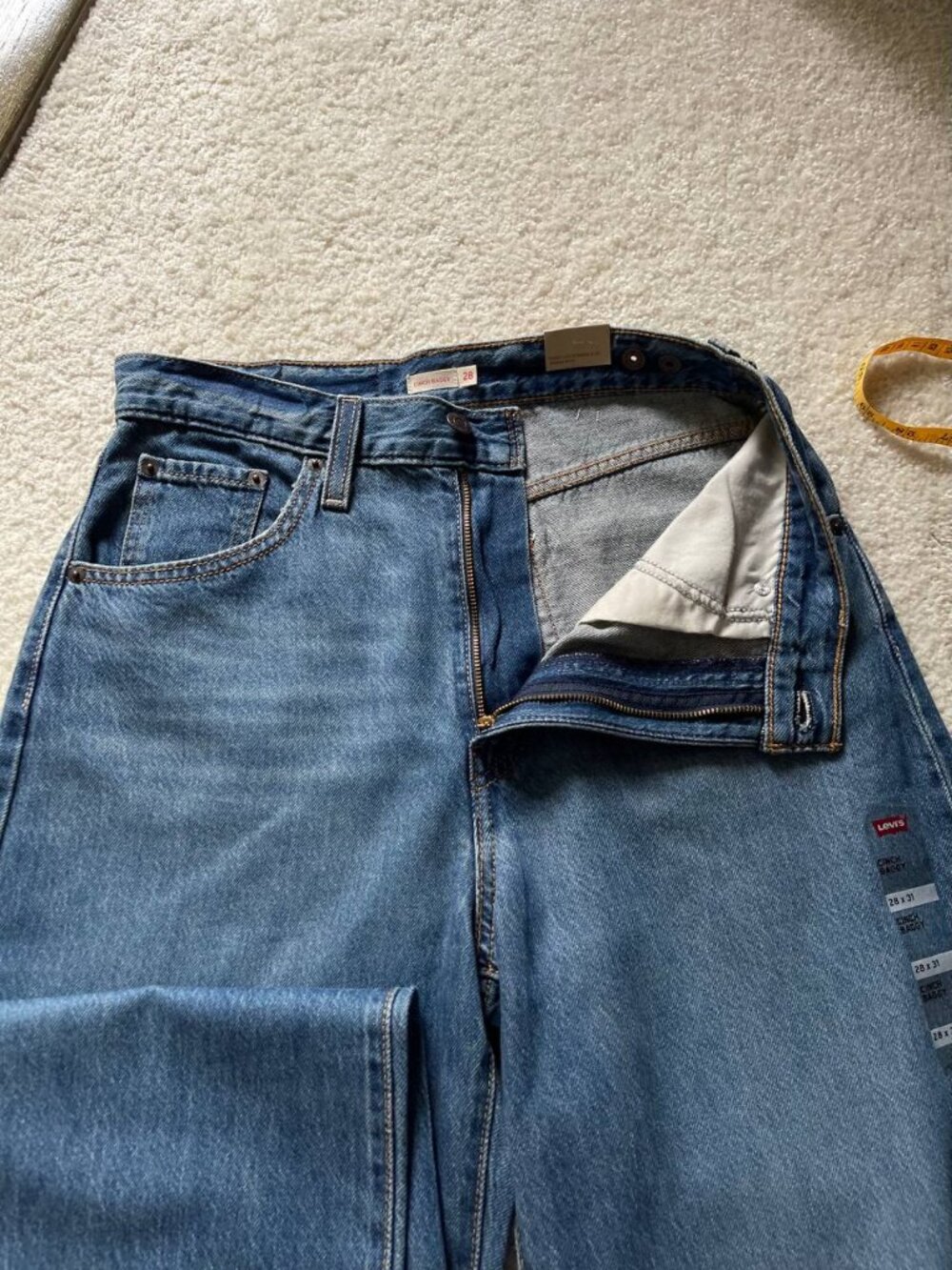 NWT Levi's Cinch Baggy High Rise Women's Jeans Size 28/31 - Picture 3 of 12